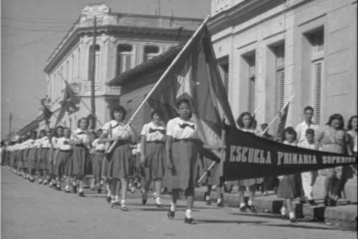 tt-film1946-11-desfile-escuela_primaria_superior.jpg